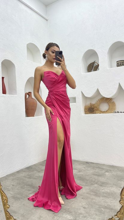 فستان سهرة وردي بدون حمالات من الساتان المكشكش