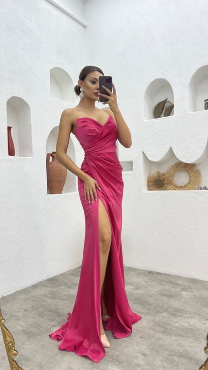 فستان سهرة وردي بدون حمالات من الساتان المكشكش