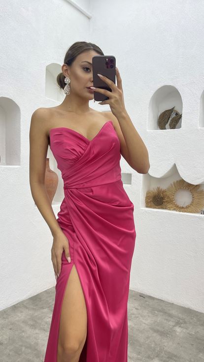 فستان سهرة وردي بدون حمالات من الساتان المكشكش