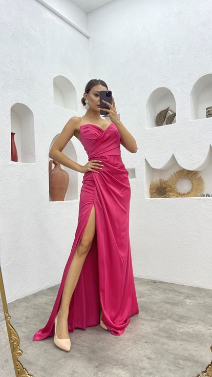 فستان سهرة وردي بدون حمالات من الساتان المكشكش