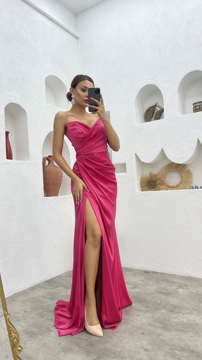 فستان سهرة وردي بدون حمالات من الساتان المكشكش