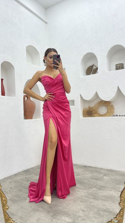 فستان سهرة وردي بدون حمالات من الساتان المكشكش