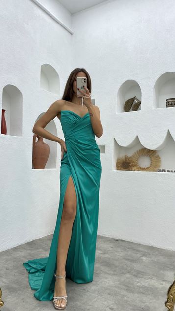 Abito da sera in raso verde senza spalline arricciato