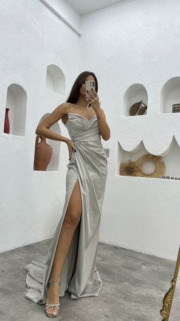 Vestido de noche de satén gris con cordón palabra de honor