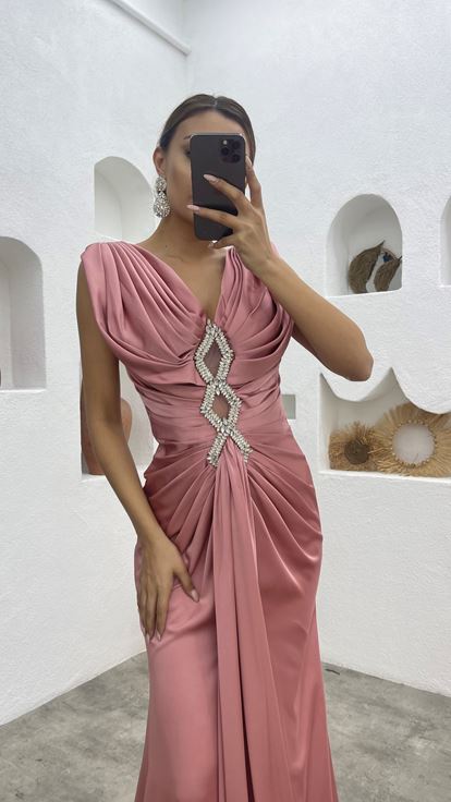 فستان سهرة وردي فاتح بتصميم مكشكش مع تفاصيل عند الخصر وتطريز