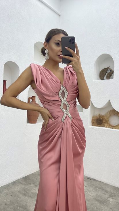 فستان سهرة وردي فاتح بتصميم مكشكش مع تفاصيل عند الخصر وتطريز