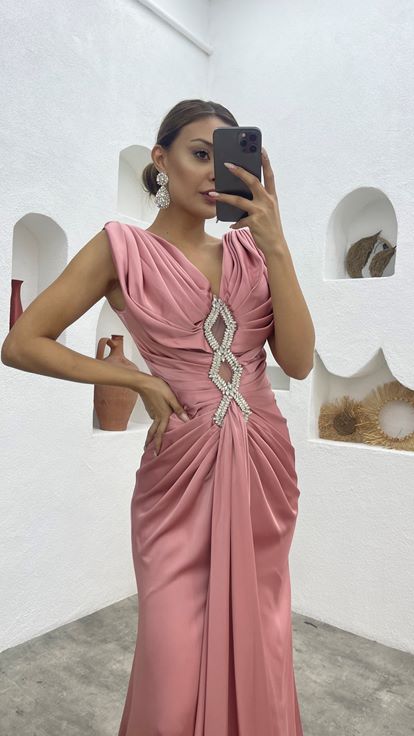 فستان سهرة وردي فاتح بتصميم مكشكش مع تفاصيل عند الخصر وتطريز