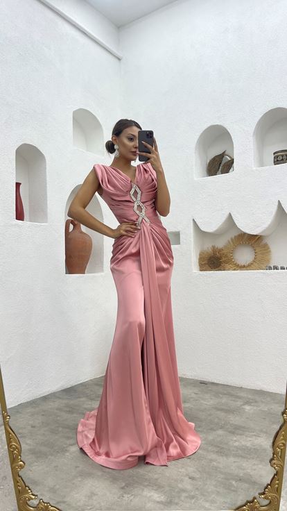 فستان سهرة وردي فاتح بتصميم مكشكش مع تفاصيل عند الخصر وتطريز