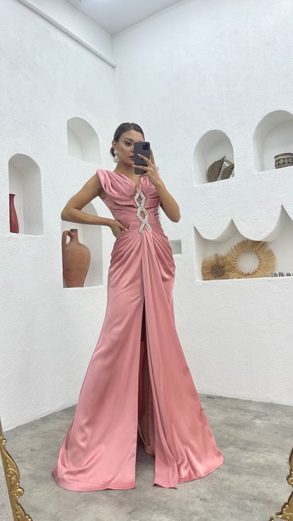 فستان سهرة وردي فاتح بتصميم مكشكش مع تفاصيل عند الخصر وتطريز