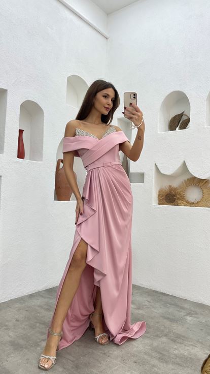 فستان سهرة من الساتان بلون وردي فاتح مع صدر مطرز وحزام منسدل