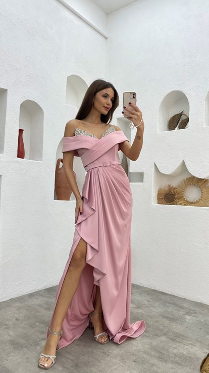 فستان سهرة من الساتان بلون وردي فاتح مع صدر مطرز وحزام منسدل