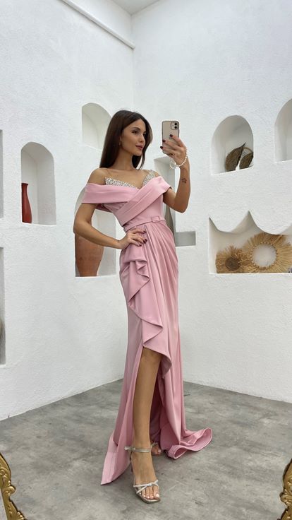 فستان سهرة من الساتان بلون وردي فاتح مع صدر مطرز وحزام منسدل