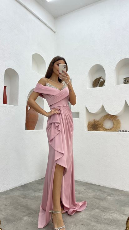 فستان سهرة من الساتان بلون وردي فاتح مع صدر مطرز وحزام منسدل