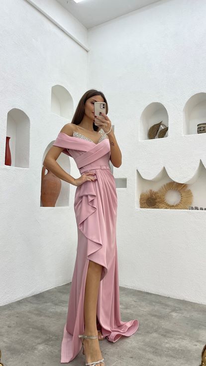 فستان سهرة من الساتان بلون وردي فاتح مع صدر مطرز وحزام منسدل