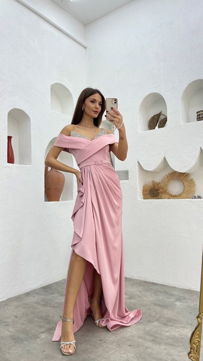 فستان سهرة من الساتان بلون وردي فاتح مع صدر مطرز وحزام منسدل