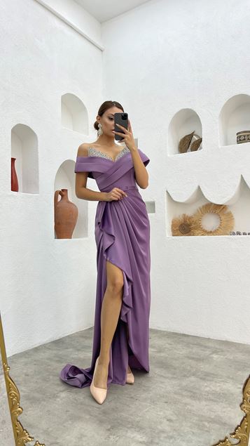 Abito da sera in raso ricamato ricamato con cintura ricamato