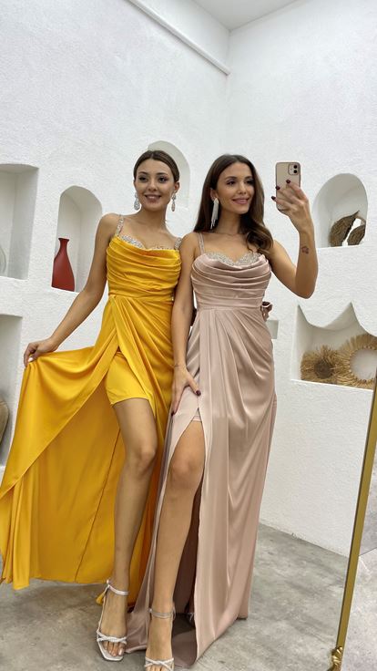 Robe de soirée en satin drapé brodé à bretelles en corde beige