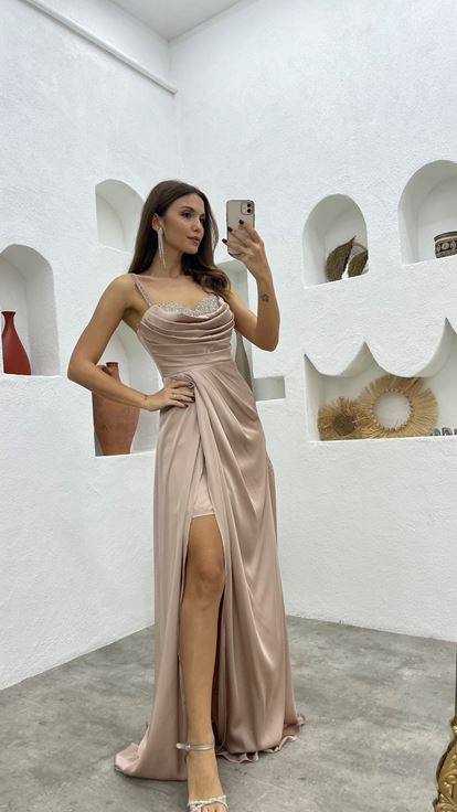Robe de soirée en satin drapé brodé à bretelles en corde beige