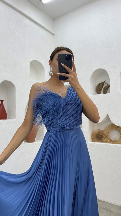 Robe de soirée plissée avec détails de plumes ceinturées indigo