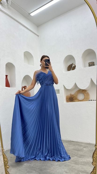 Robe de soirée plissée avec détails de plumes ceinturées indigo