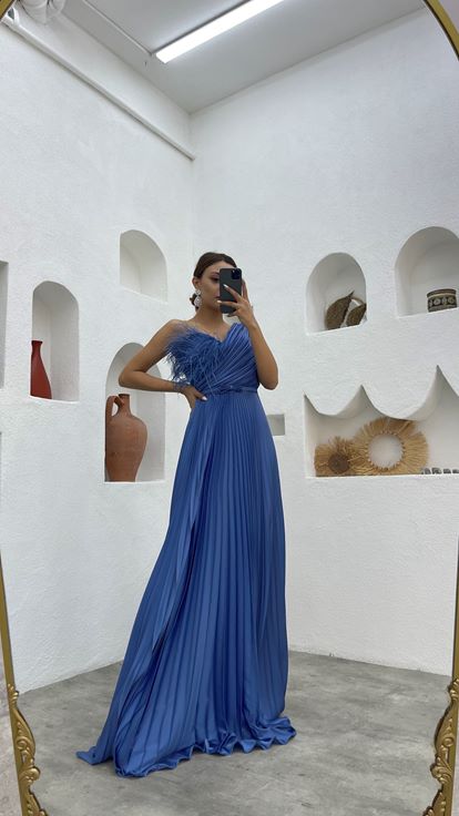 Robe de soirée plissée avec détails de plumes ceinturées indigo