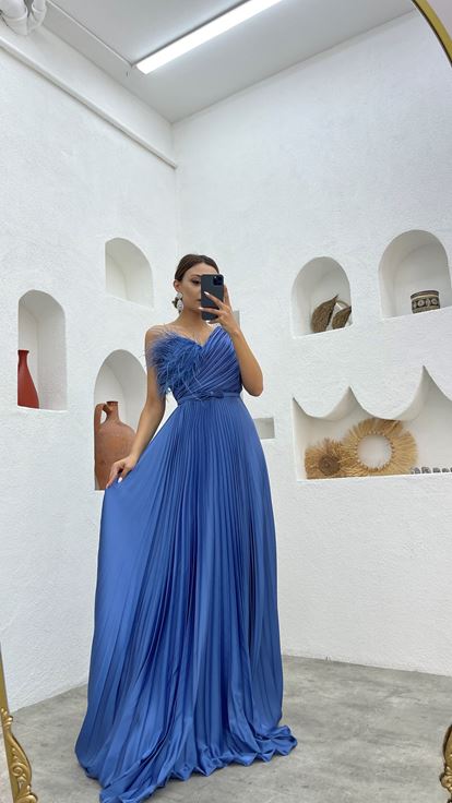 Robe de soirée plissée avec détails de plumes ceinturées indigo