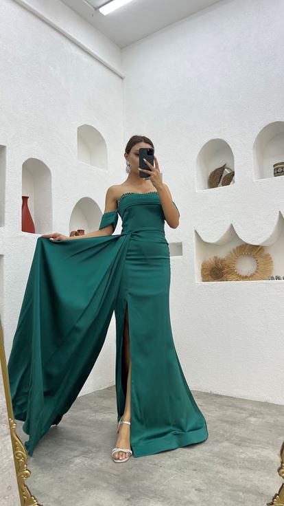 Robe de soirée en satin drapé brodé sur poitrine émeraude