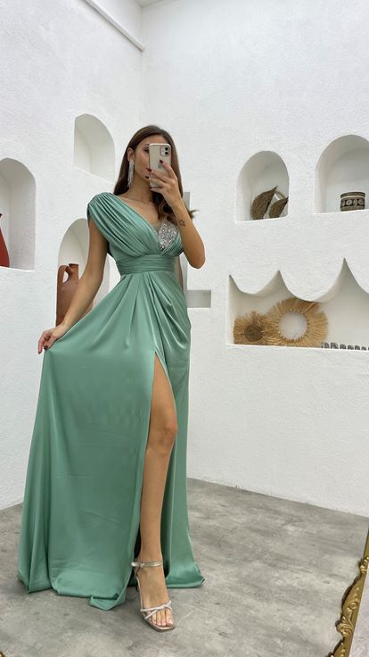 Mint Yeşili Göğsü İşlemeli Drapeli Büzgülü Saten Abiye Elbise