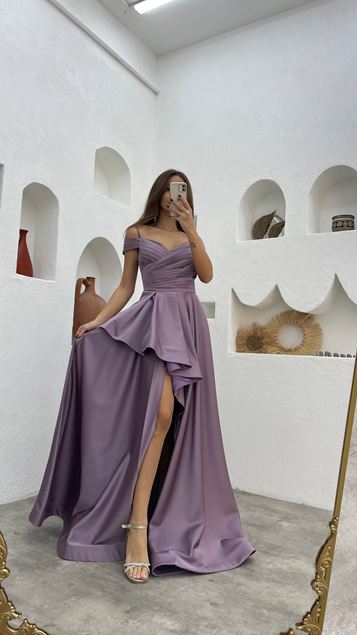 Robe de soirée en satin drapé lilas