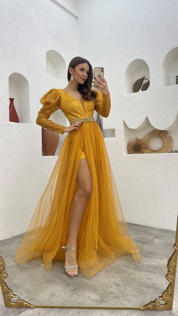 Robe de soirée en tulle ceinturé jaune paillettes