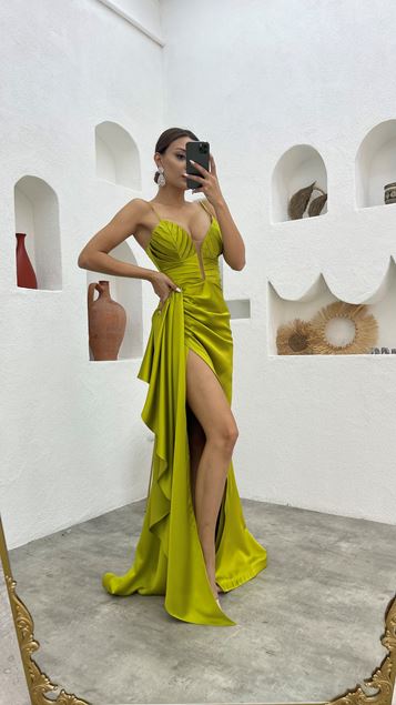 Abito da sera in raso con balze drappeggiate con cinturino in corda gialla