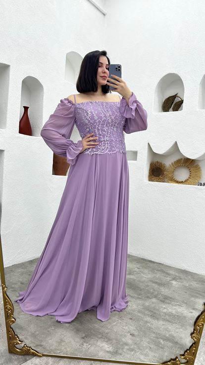 فستان سهرة من الشيفون الأرجواني الفاتح بمقاسات كبيرة مزين بنقوش