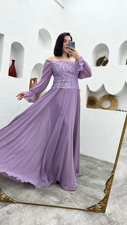 فستان سهرة من الشيفون الأرجواني الفاتح بمقاسات كبيرة مزين بنقوش