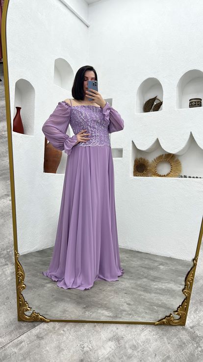 فستان سهرة من الشيفون الأرجواني الفاتح بمقاسات كبيرة مزين بنقوش