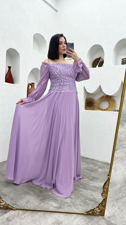 فستان سهرة من الشيفون الأرجواني الفاتح بمقاسات كبيرة مزين بنقوش