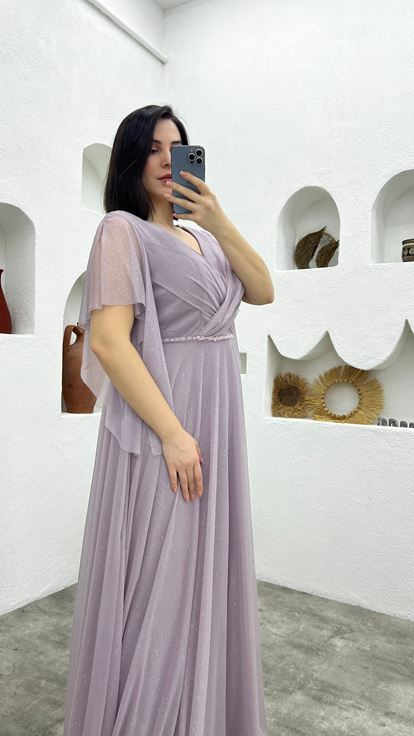 فستان سهرة كبير الحجم مزين بالكشكشة والبريق باللون الليلكي مع نقش على الخصر