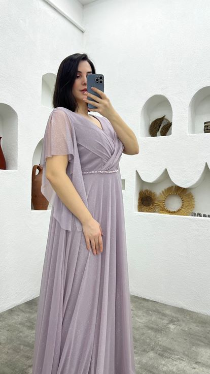 فستان سهرة كبير الحجم مزين بالكشكشة والبريق باللون الليلكي مع نقش على الخصر