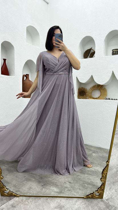 فستان سهرة كبير الحجم مزين بالكشكشة والبريق باللون الليلكي مع نقش على الخصر