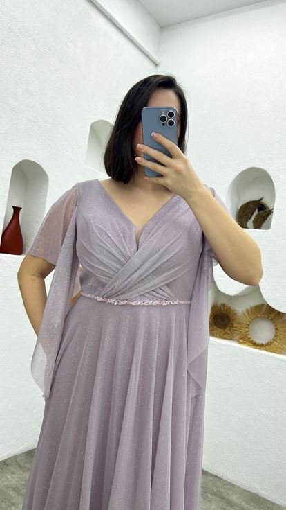 فستان سهرة كبير الحجم مزين بالكشكشة والبريق باللون الليلكي مع نقش على الخصر