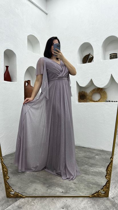 فستان سهرة كبير الحجم مزين بالكشكشة والبريق باللون الليلكي مع نقش على الخصر