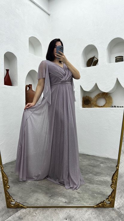 فستان سهرة كبير الحجم مزين بالكشكشة والبريق باللون الليلكي مع نقش على الخصر