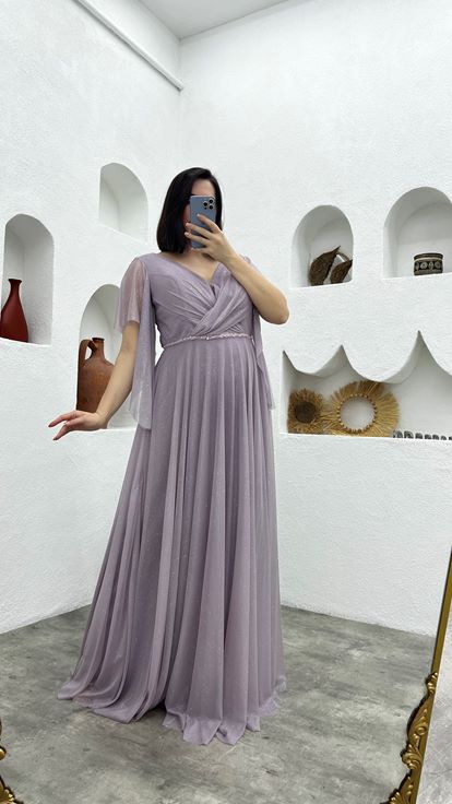 فستان سهرة كبير الحجم مزين بالكشكشة والبريق باللون الليلكي مع نقش على الخصر