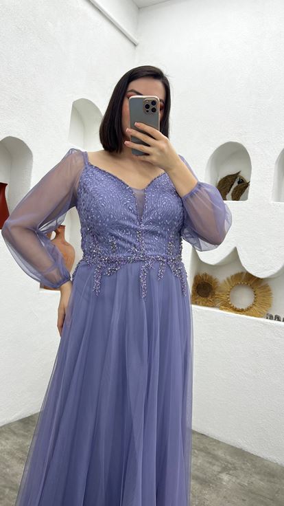 فستان سهرة من التول بلون أرجواني فاتح بمقاسات كبيرة مزين بنقشة على الخصر