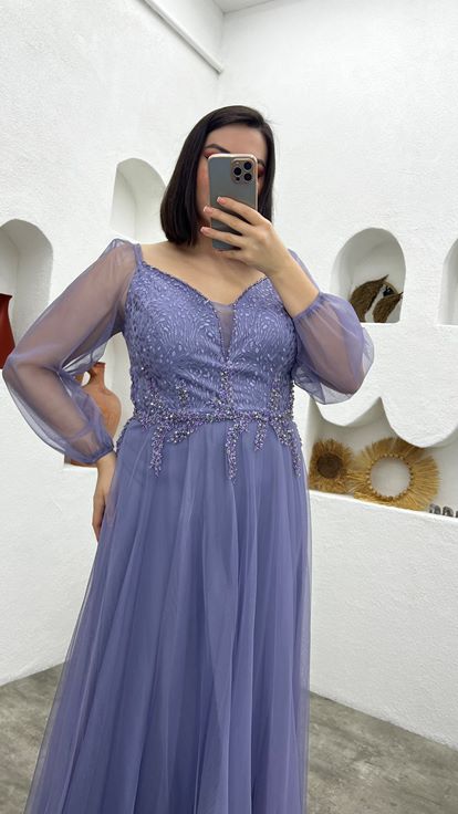 فستان سهرة من التول بلون أرجواني فاتح بمقاسات كبيرة مزين بنقشة على الخصر