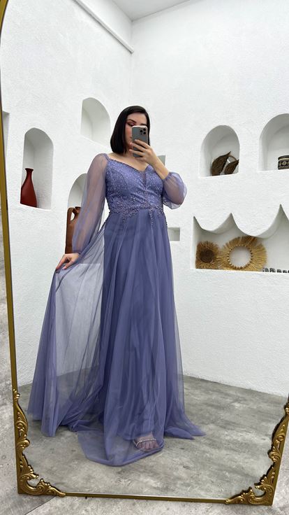 فستان سهرة من التول بلون أرجواني فاتح بمقاسات كبيرة مزين بنقشة على الخصر