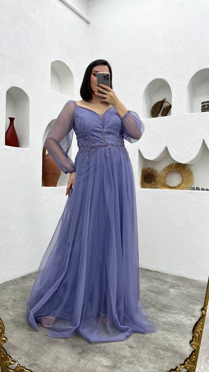 فستان سهرة من التول بلون أرجواني فاتح بمقاسات كبيرة مزين بنقشة على الخصر