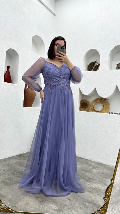 فستان سهرة من التول بلون أرجواني فاتح بمقاسات كبيرة مزين بنقشة على الخصر