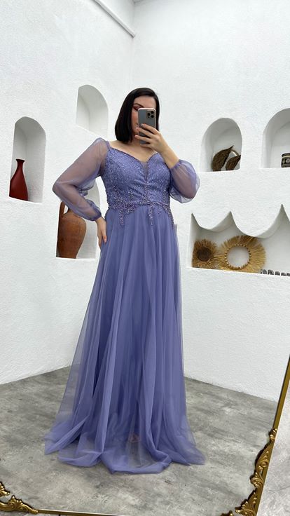 فستان سهرة من التول بلون أرجواني فاتح بمقاسات كبيرة مزين بنقشة على الخصر