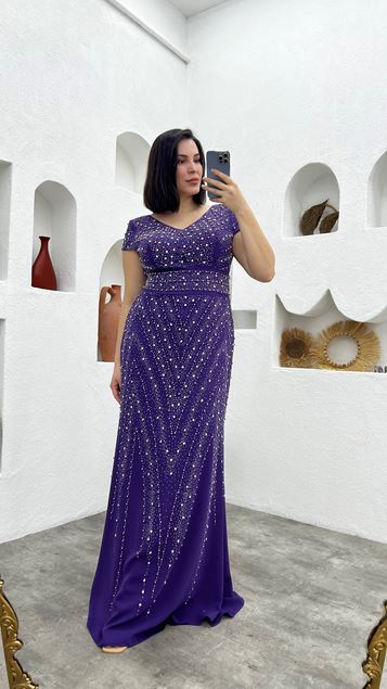 Lila Abendkleid mit Perlenstickerei und kurzen Ärmeln in Übergröße