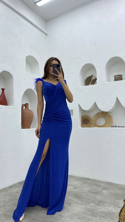 Robe de soirée drapée asymétrique Saks à détails de plumes